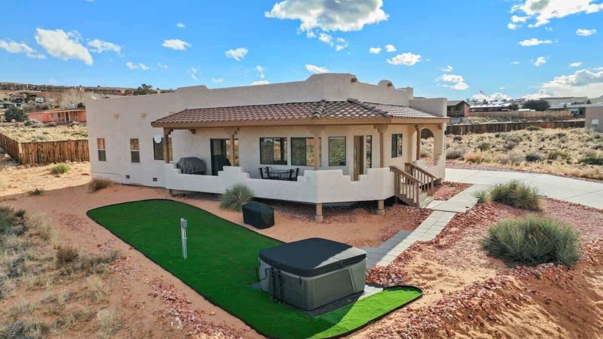 Greenehaven House | The Overlook - Amazing Views, Hot Tub & Game Room!