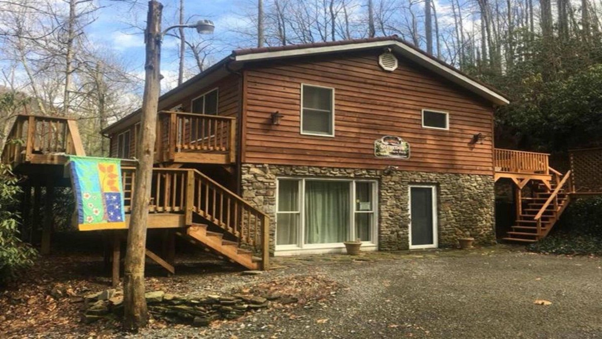 Elkins House | The Overlook: Beautiful Riverfront Views, Perfect for families!