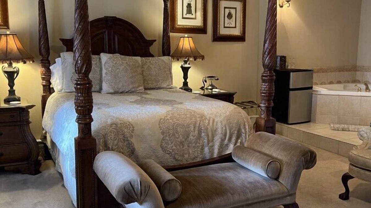 Eureka Springs Historic District Condo | The Overlook Suite - Downtown, Balcony, Jacuzzi, Free Parking