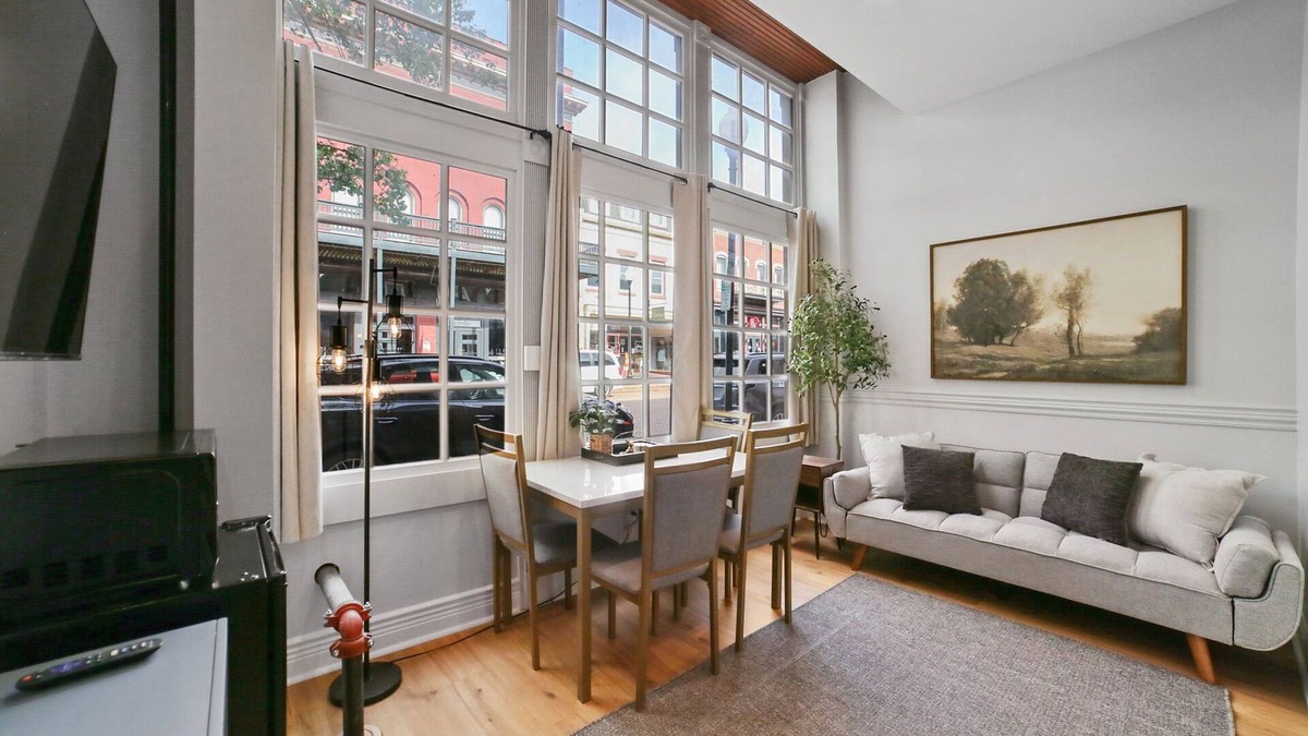 St. Charles Apartment | The Owl Suite at Divine Otter