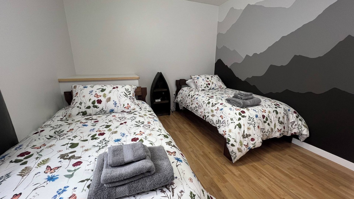 Sicamous House | The Owlhead Place - King beds, privacy and a backyard minutes from the beach!