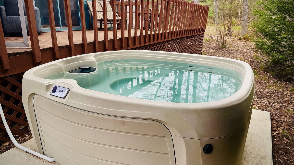Blakeslee House | The Owls Nest- Hot Tub & Kayaks Included Near Kalahari! updated bathrooms!