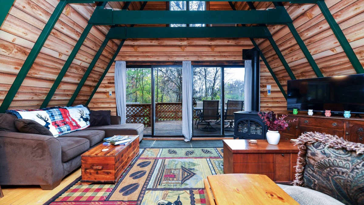 Pekin Cabin | The Owls Perch: Cabin w/Game Room & Pet Friendly