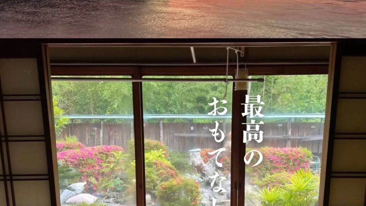 Naoshima House | The owner operates a spacious old private house, Mukaijima-tei Restaurant, and a marine cab service.