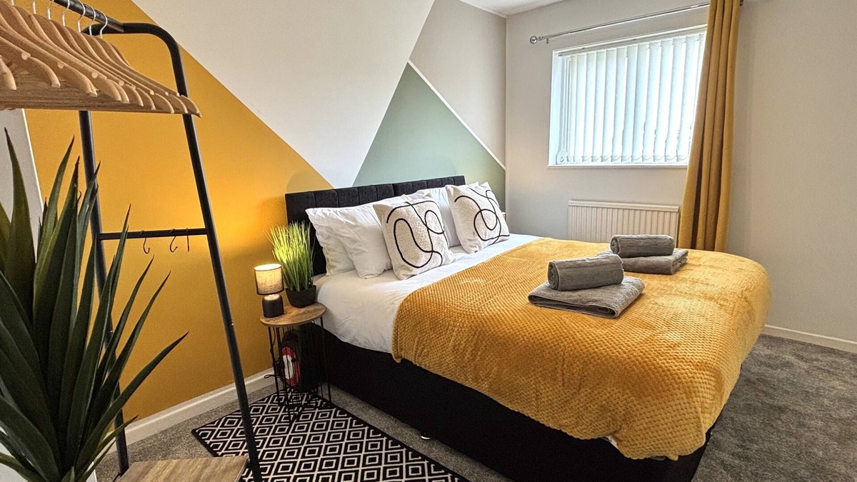 Braunstone House | The Packhorse Townhouse - Private Parking/Wifi