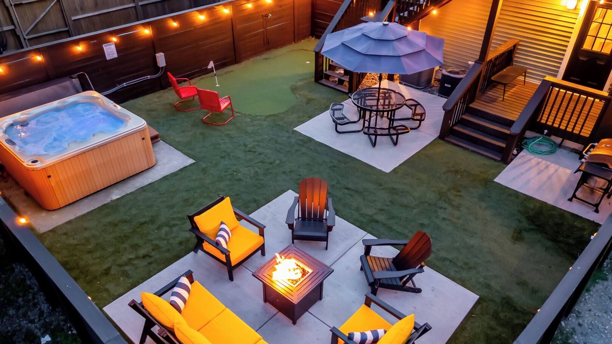 Cherokee Triangle House | The Paddock ~ 5BR Class & Fun In One! Hot Tub, Fire Pit, Mini Golf, Walkable