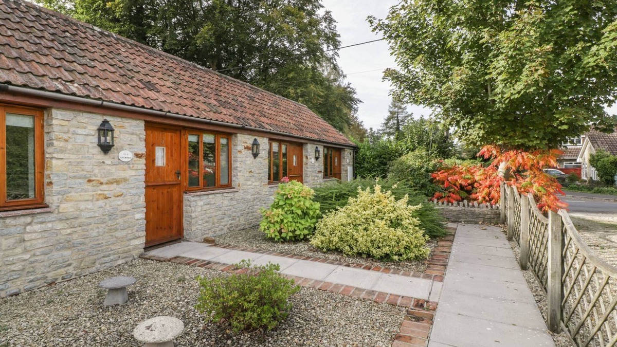 Wookey Cottage | THE PADDOCK, romantic, with a garden in Wells