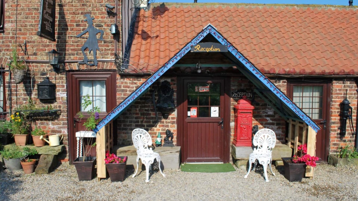Yarm Cottage | The Paddock - Sleeping 2 - B & B Yarm double bed en suite/fridge/microwave