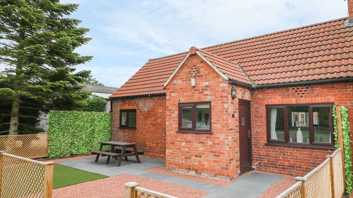 Storwood Cottage | THE PADDOCK, with open fire in York