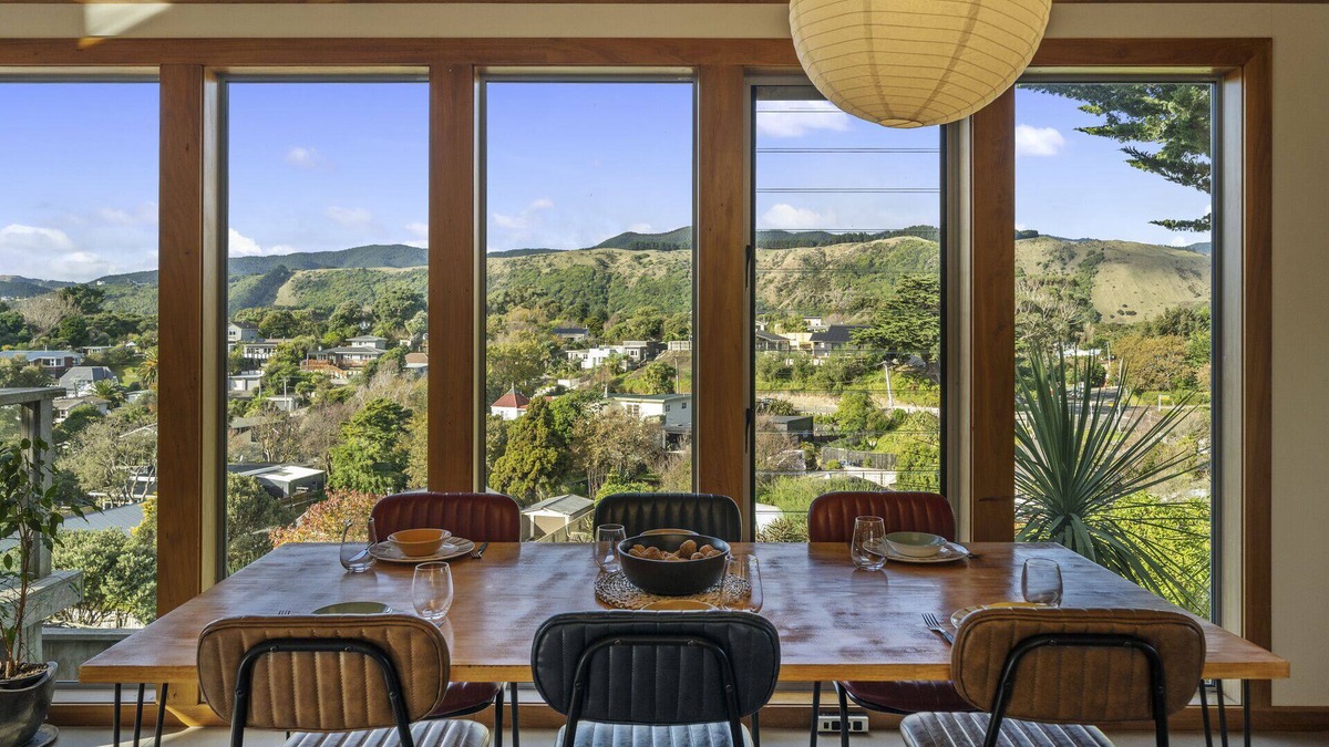 Raumati South House | THE PAINTBOX - RAUMATI SOUTH HOLIDAY HOME in Raumati South