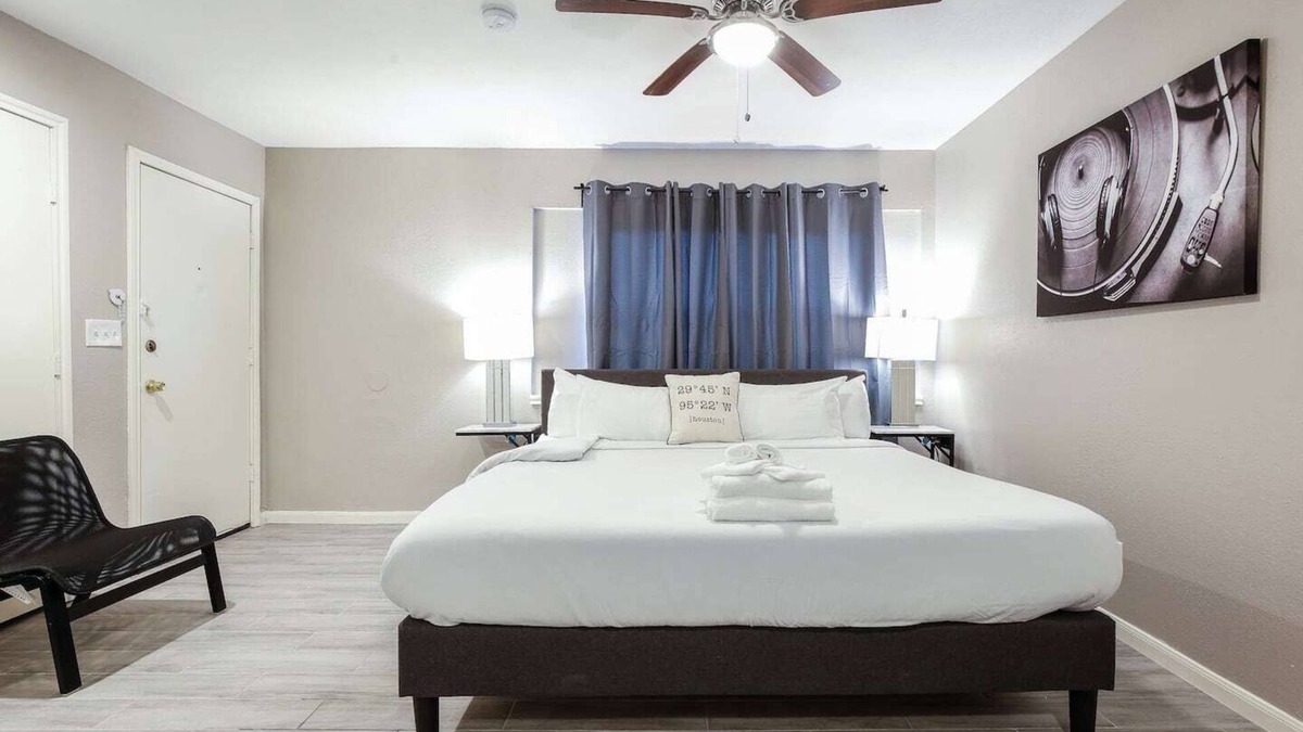 MacGregor Apartment | The Palm Flats 02! Zoo! Museums! Medical Center!