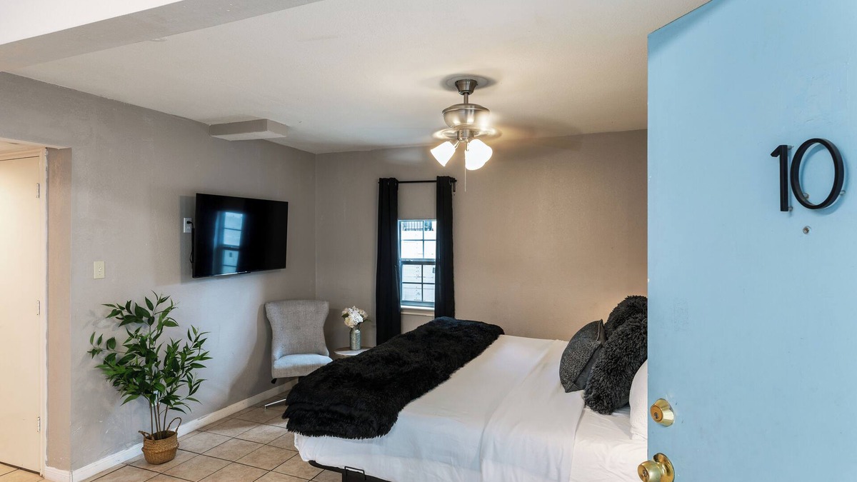 MacGregor Apartment | The Palm Flats 10! Zoo! Museums! Medical Center!