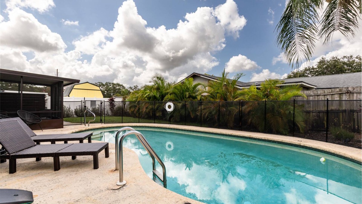 Walsingham House | 🌴The Palm House🌴 Modern Retreat with Heated Pool ~ 10 min to Beach!
