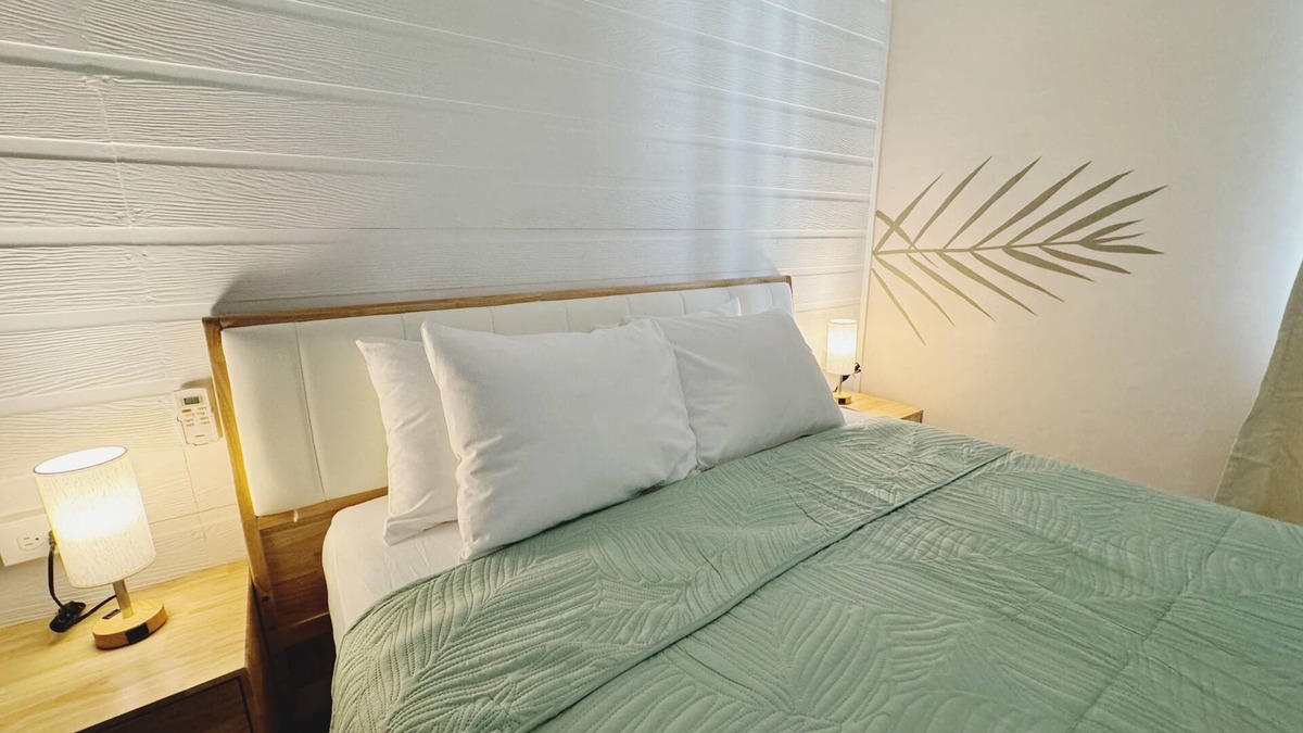 Bridgetown Hotel | The Palm Room on Carlisle Bay, AC, Wifi, beachfront property.