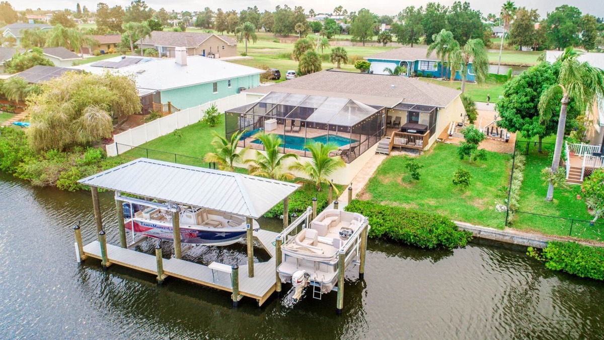 Apollo Beach House | The Palm Tree Waterfront - Pool Home - Free Heated pool- Pool Table - kayaks