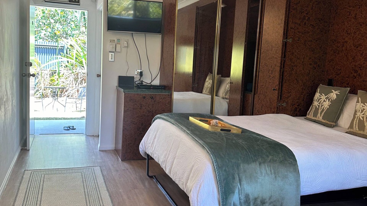 Mooroobool Apartment | The Palm Unit Studio with aircon, Wi-Fi and Netflix