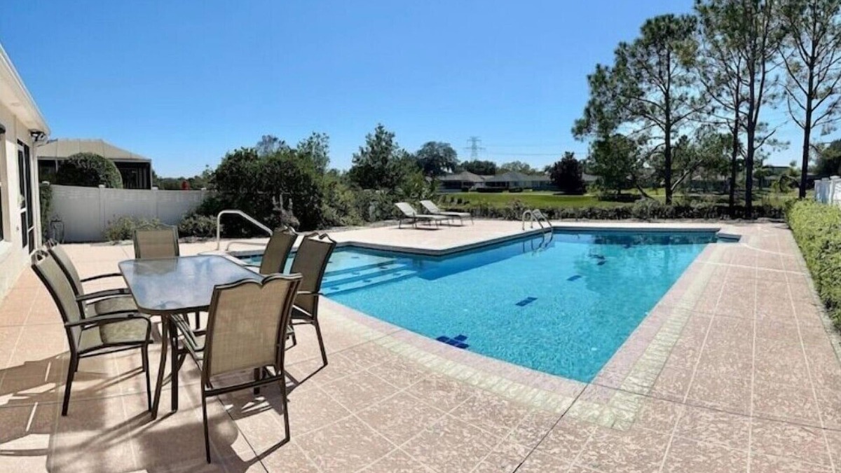 Briar Meadow House | The Palms. Luxurious, pool, viewn