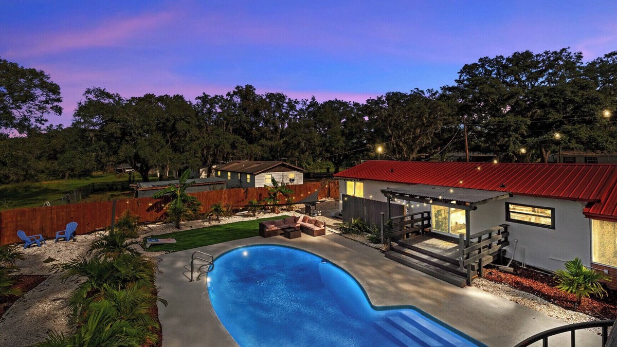 Seffner House | The Palms Oasis - Pool Getaway - Sleeps 14 - Central I-4 & 75