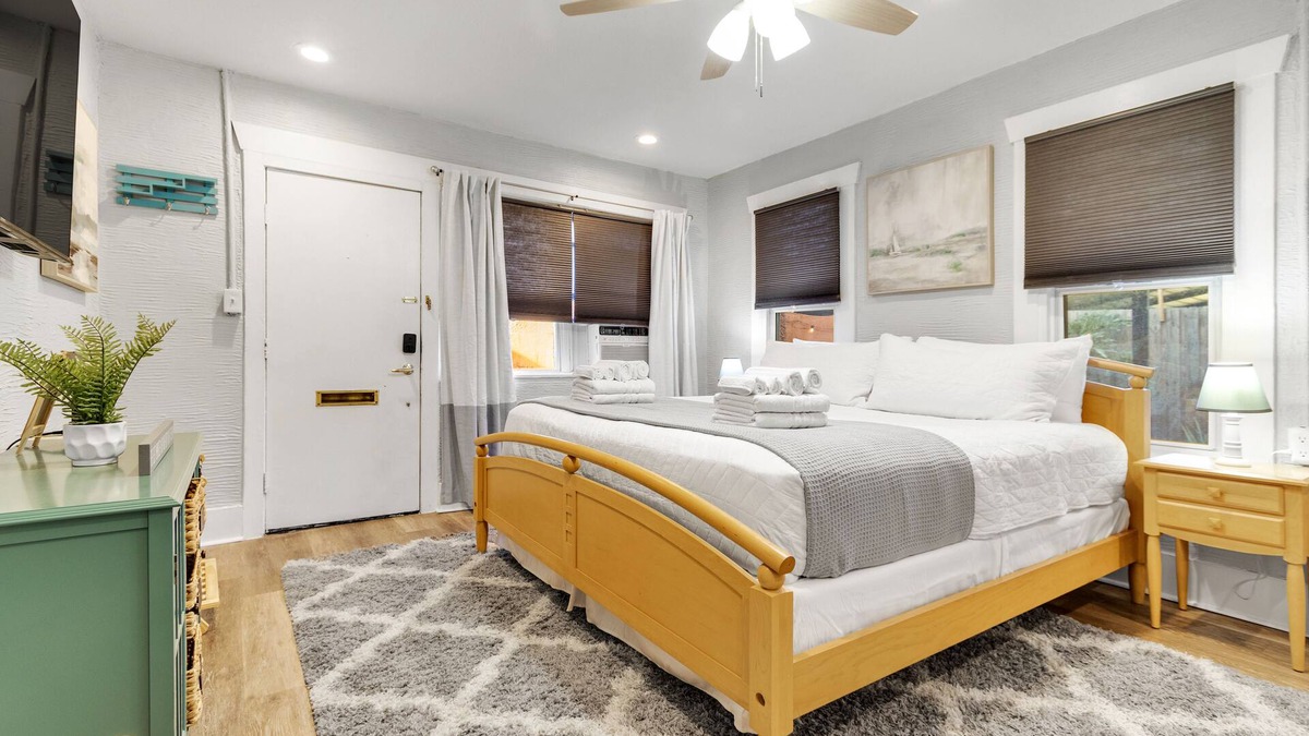 Tampa Heights Apartment | The Palms of Tampa - Private Courtyard