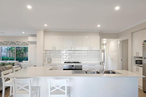 Portarlington Villa | The panorama retreat- sleeps 12, aircon, brand new, great multifamily stay, beach, wineries, golf