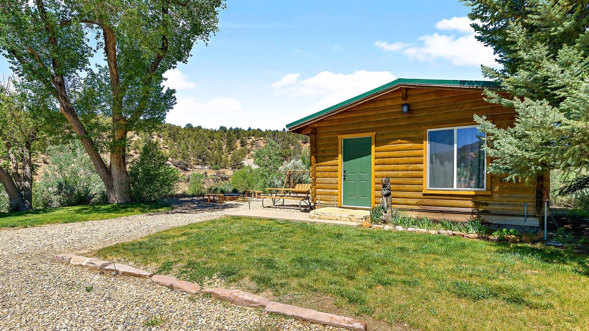 Zion National Park East Entrance Cabin | The Park Cabin at Mount Carmel Motel and RV Park