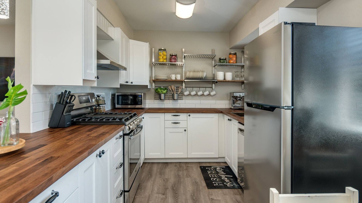 Gilbert Homes House | The Park House - Downtown Gilbert - Spa - Large Backyard with Games