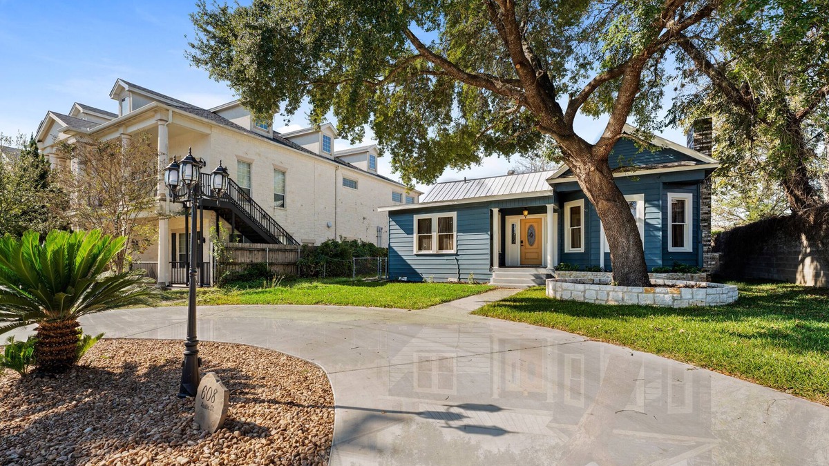 Seguin House | ❤ The Parlor House Getaway ❤ Long Term Available