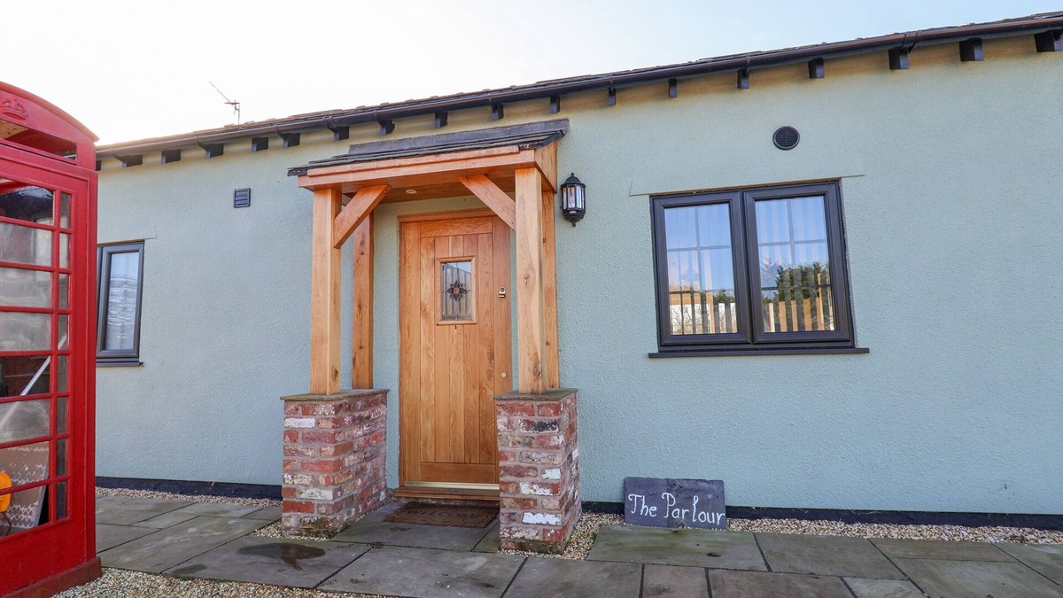 Hapsford Cottage | THE PARLOUR, family friendly, luxury holiday cottage in Helsby