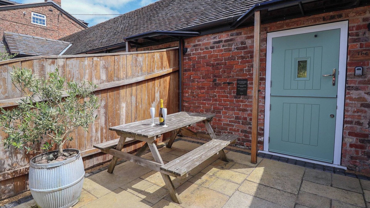 Wimbolds Trafford Cottage | THE PARLOUR, family friendly, character holiday cottage in Chester