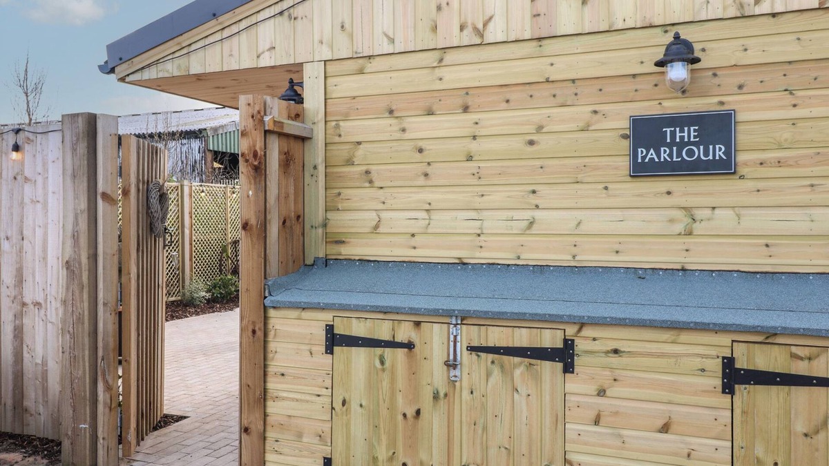 Derbyshire Cottage | THE PARLOUR, romantic, with hot tub in Hatton, Derbyshire