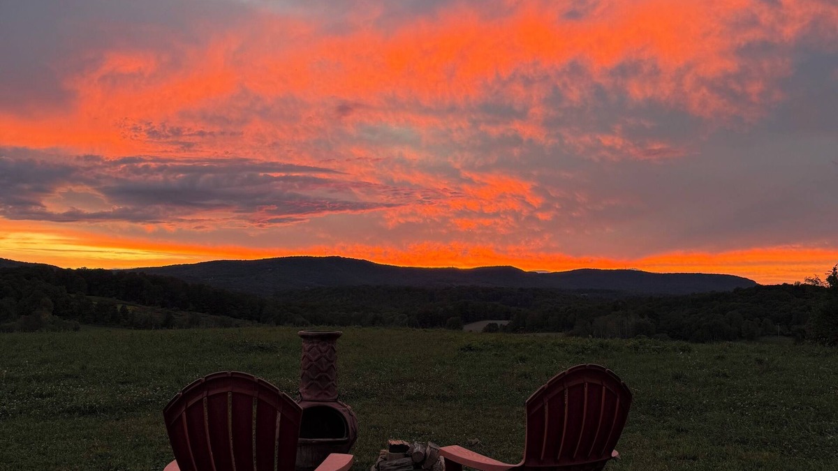 Town of Sharon House | The Pasture Perch: Renovated Camper, Mountain Views & Grazing Animals