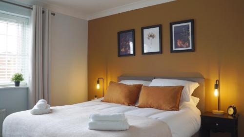 Wakefield House | The Pavilion - Stunning, 4 Bedroom House with Free Parking