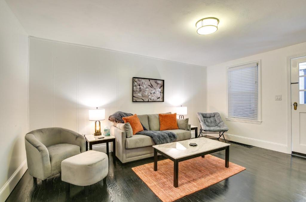 Lincoln Park Apartment | The Peaceful Post Cozy Winter Escape in Kingston