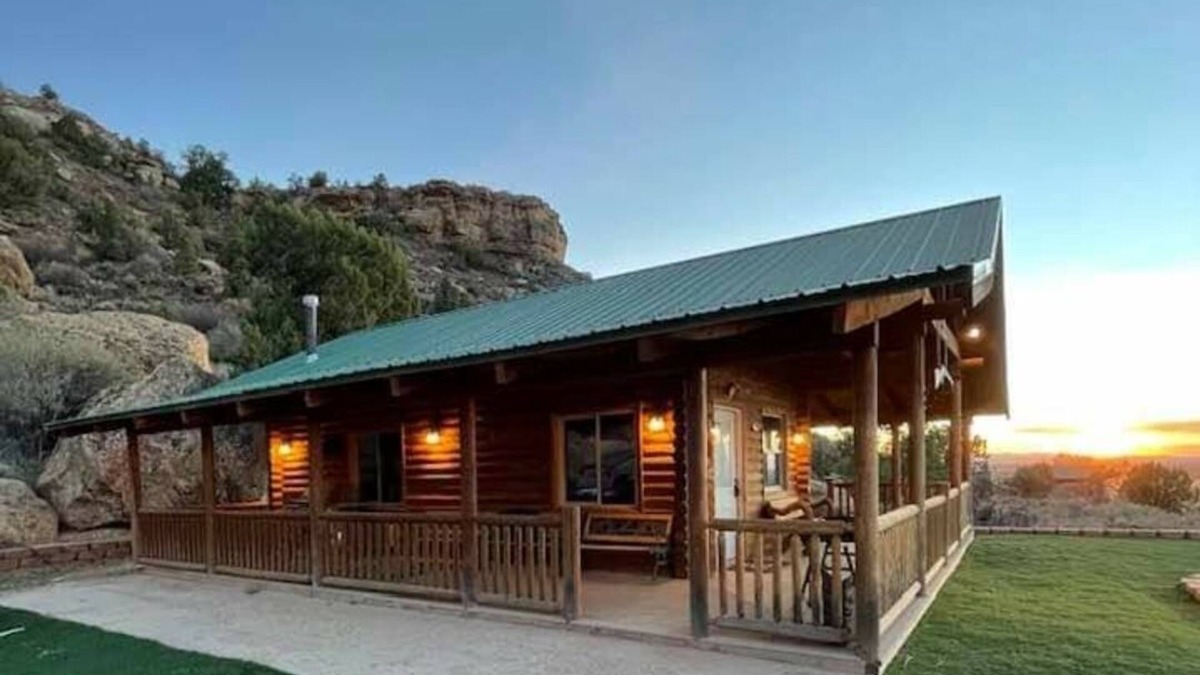 Apple Valley Cabin | The Peacemaker Cabin: Cozy cabin in enjoyable Apple Valley with AC