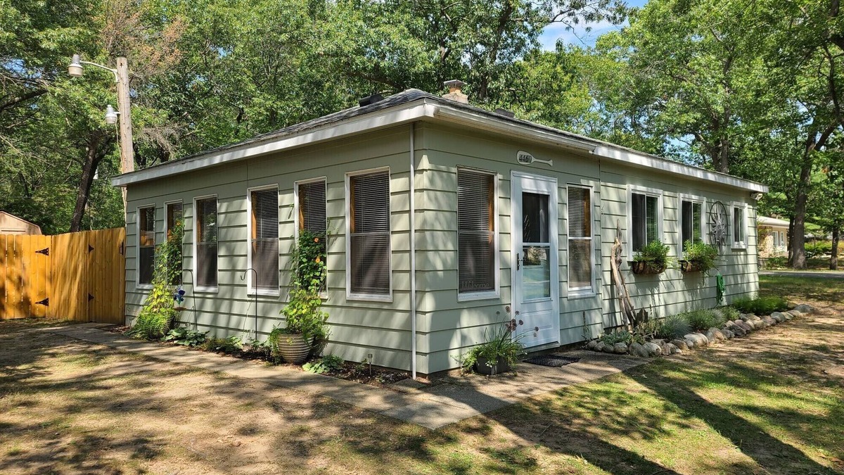 Caseville House | The Peach Cottage, By the Beach, Bring the Dog!