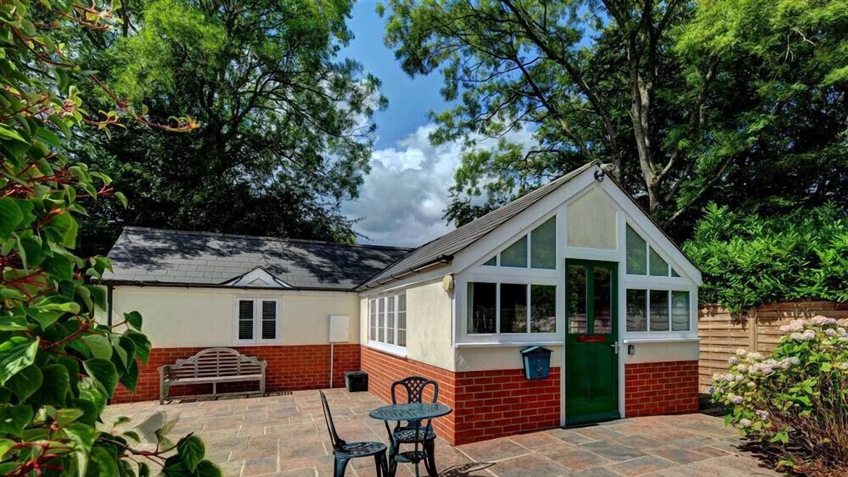 Raymonds Hill Cottage | THE PEACH HOUSE, pet friendly, with a garden in Axminster