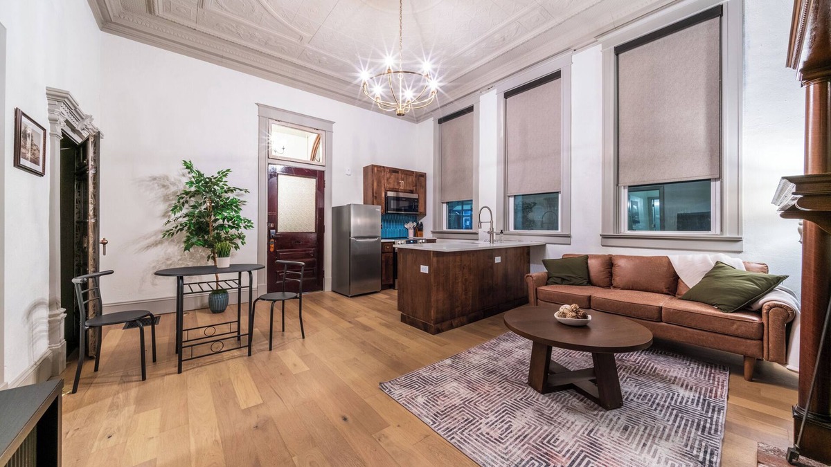 Sedalia Apartment | The Peacock Suite - Luxury 1 Bedroom Apartment in Downtown Sedalia