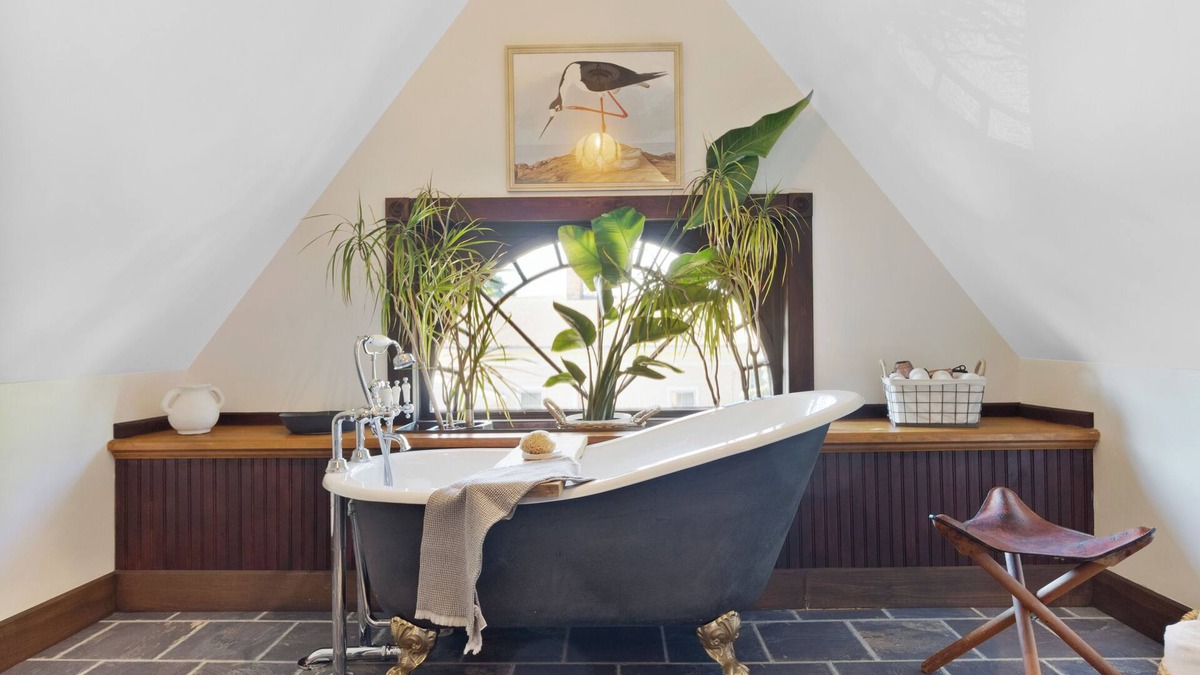 Fair Haven Apartment | The Pearl, NH hidden luxury close to the Quinnipiac River in historic property