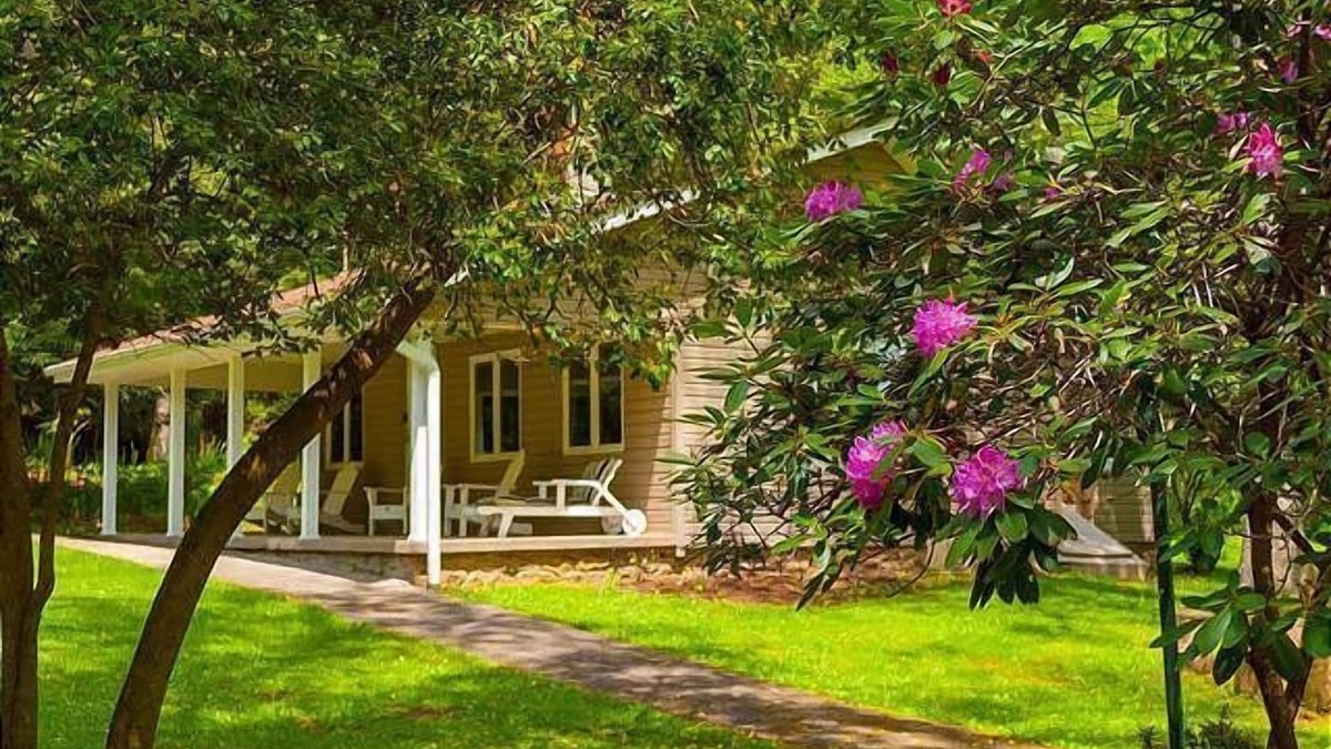 Farmington Cabin | The Pebblestone Cottage is a charming cottage with three bedrooms and two full baths.