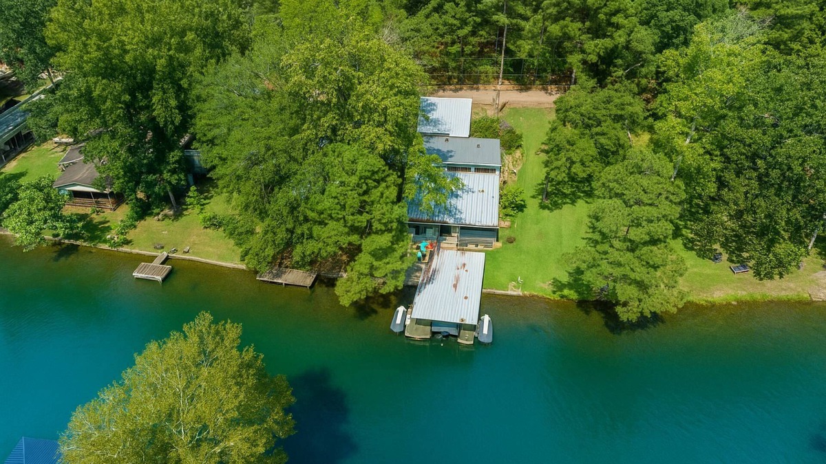 Mid America House | The Pedal Pad: Rustic Charm Meets Modern Comfort – Lakefront Escape with Sun Porch, Dock & Fire Pit!