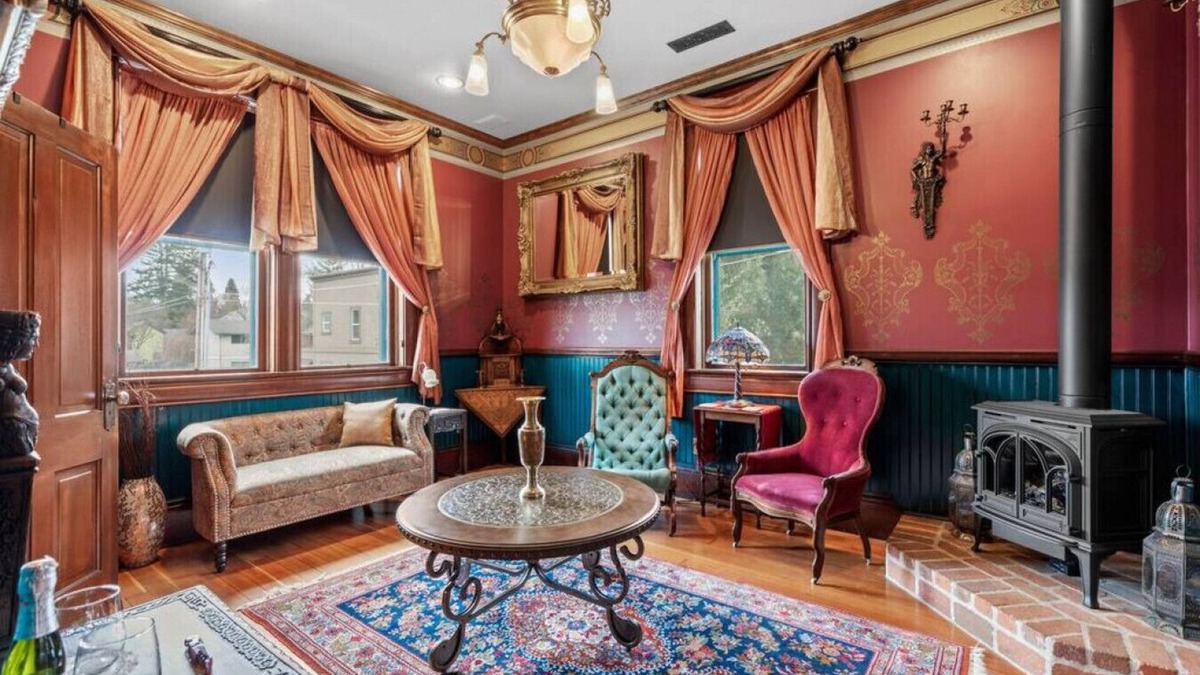 Historic Railroad District Hotel | The Peerless Hotel | Anniversary Suite #3 | Twin Soaking Tubs | Historic District