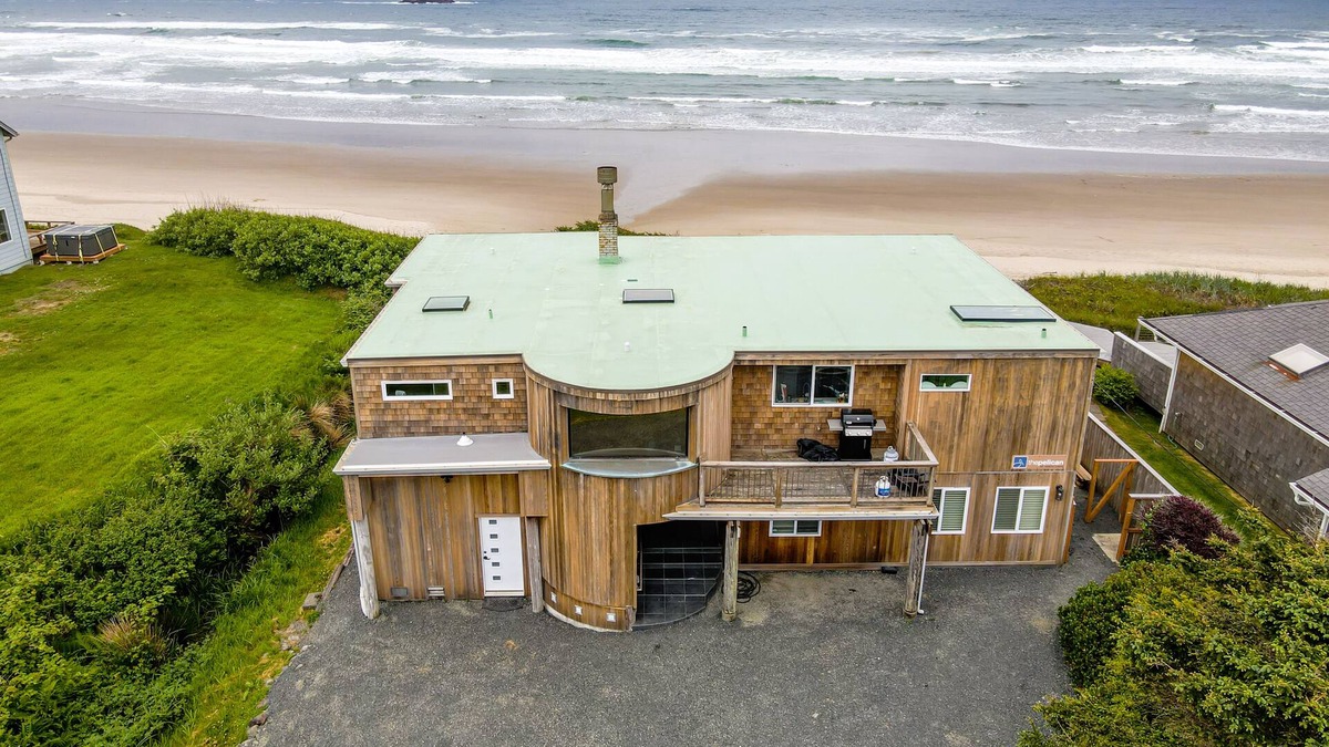 Arch Cape House | The Pelican at Arch Cape - Beachfront, Hot Tub with View, 3 En Suite Rooms