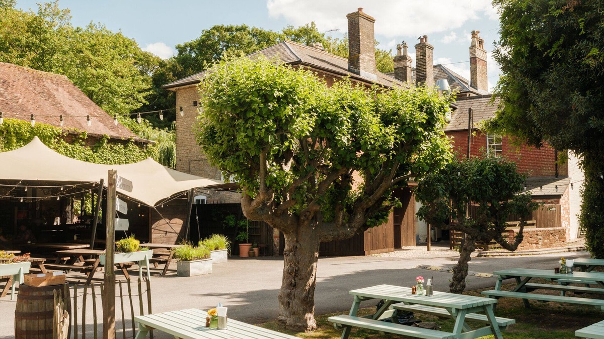 Quidhampton Hotel | The Pembroke Arms