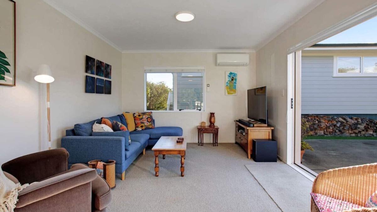 Te Atatu Peninsula House | The Peninsula Riverside Abode with Garden Views