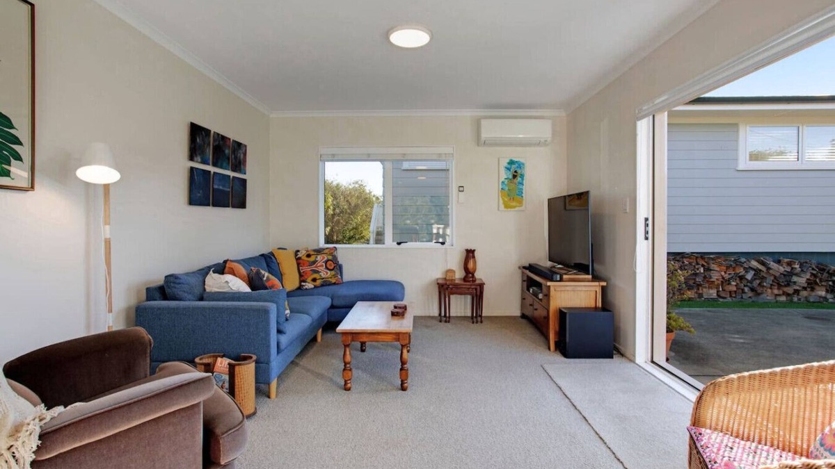 Te Atatu Peninsula House | The Peninsula Riverside Abode with Garden Views