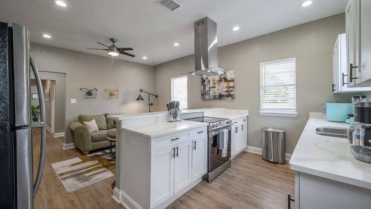 Tampa Apartment | "The Penny-farthing Flat" - 2BR |Fire Pit|Grill