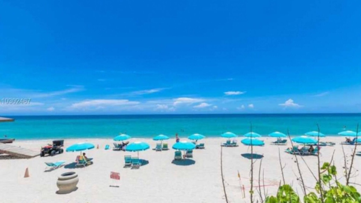 Hollywood South Central Beach Apartment | THE PENTHOUSE - large oceanfront Studio