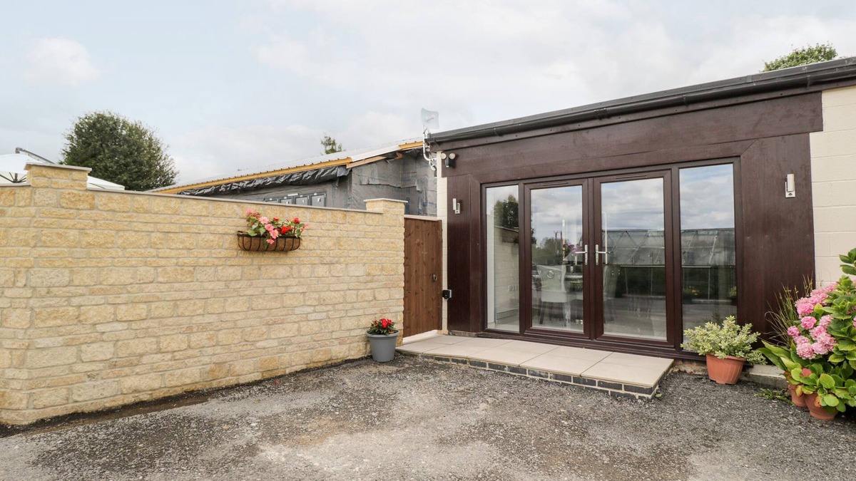 Newent Cottage | THE PENTHOUSE, STRAWBERRY HILL VINEYARD, family friendly in Newent