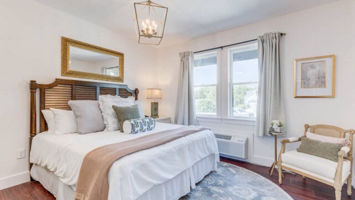 Historic Downtown Manteo Apartment | The Peony-La Pivoine