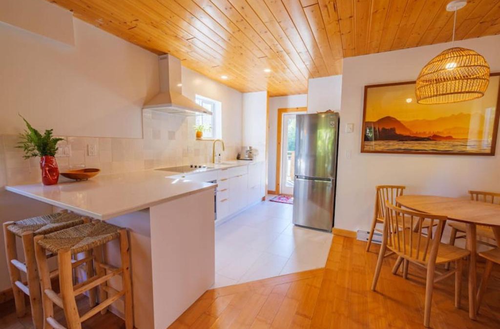 Ucluelet House | The Perch Modern 2 Bed Cabin with Patio and Hot Tub